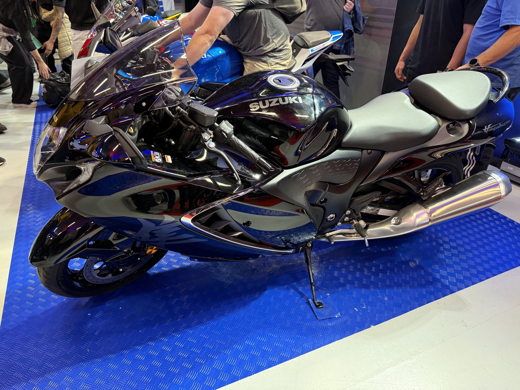 Showroom com motos alinhadas